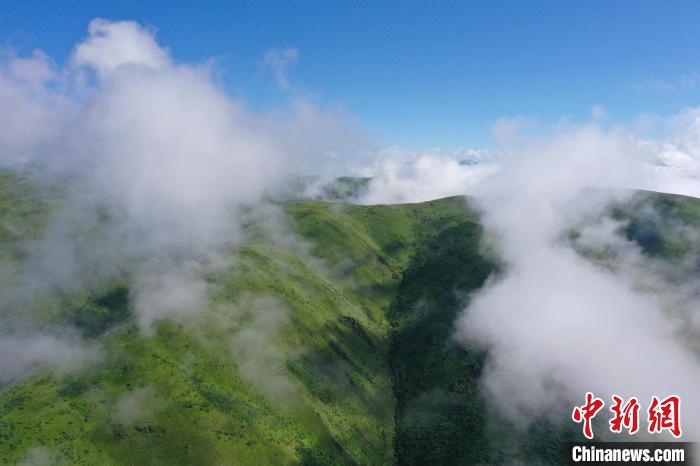 航拍賽來(lái)塘鎮(zhèn)山間云霧繚繞。　馬銘言 攝