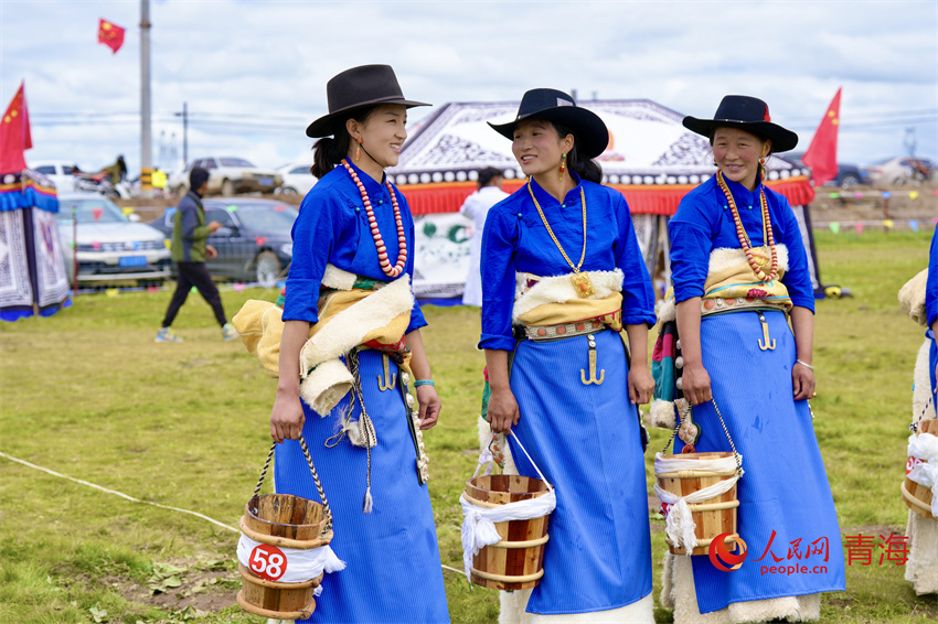 身著節(jié)日盛裝的澤庫牧女。人民網(wǎng) 陳明菊攝
