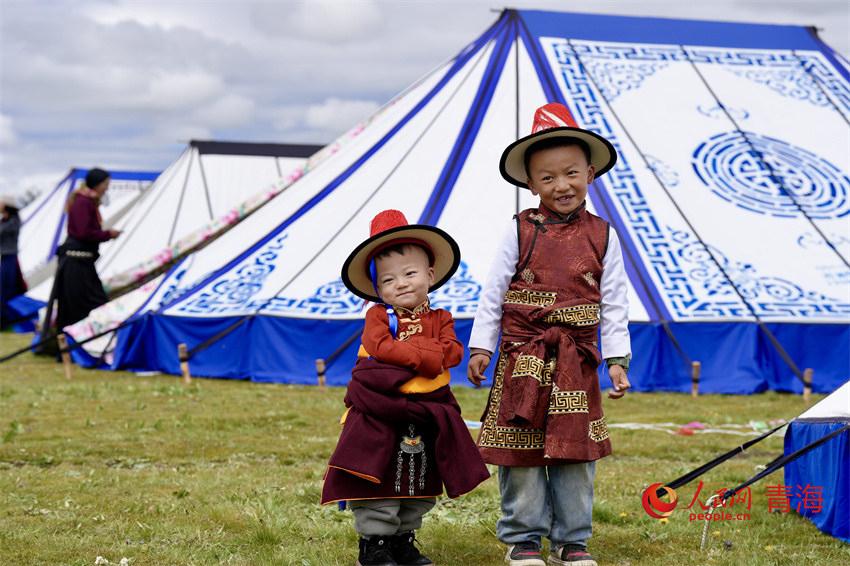 身著節(jié)日盛裝的小朋友。人民網(wǎng) 陳明菊攝