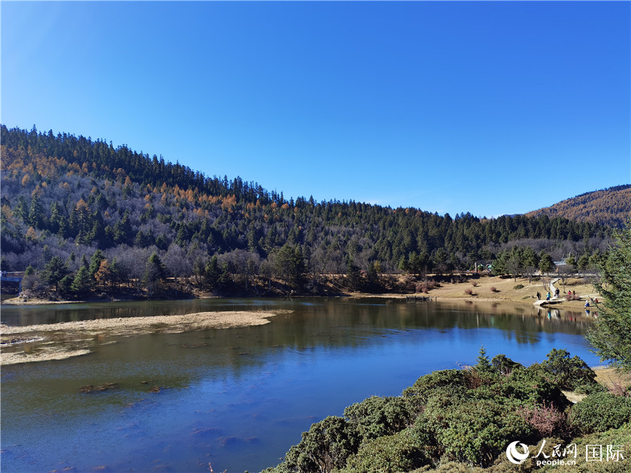 香格里拉國家公園景區(qū)內(nèi)，被譽為“高原仙子”的屬都湖吸引了眾多游客。人民網(wǎng)記者 杜明明攝