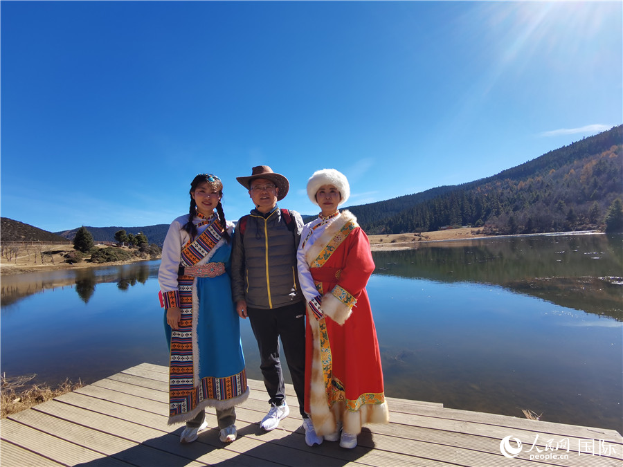 來自安徽合肥的一家三口在香格里拉國家公園景區(qū)內(nèi)拍照留念。人民網(wǎng)記者 杜明明攝