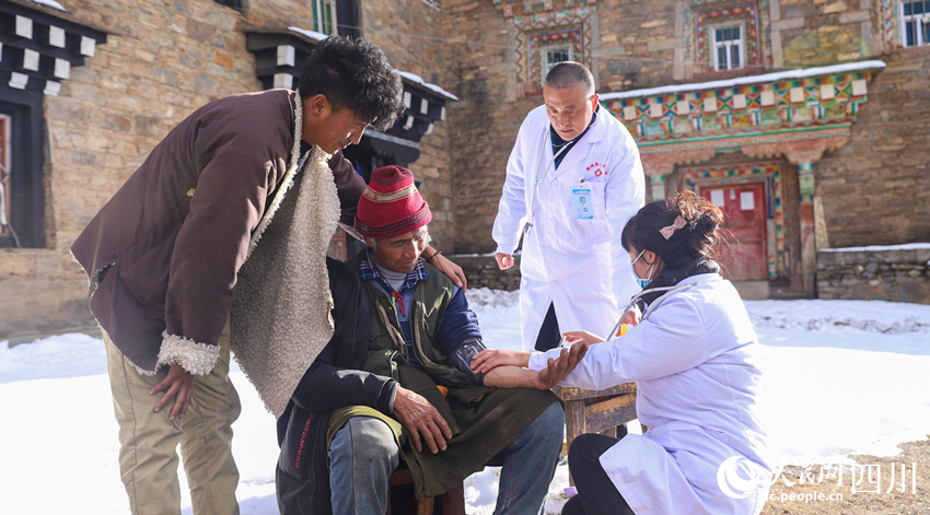 幫扶醫(yī)療小分隊(duì)成員為村民義診。劉學(xué)懿攝