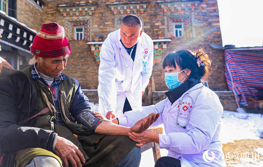 幫扶醫(yī)療小分隊成員為村民義診。劉學(xué)懿攝