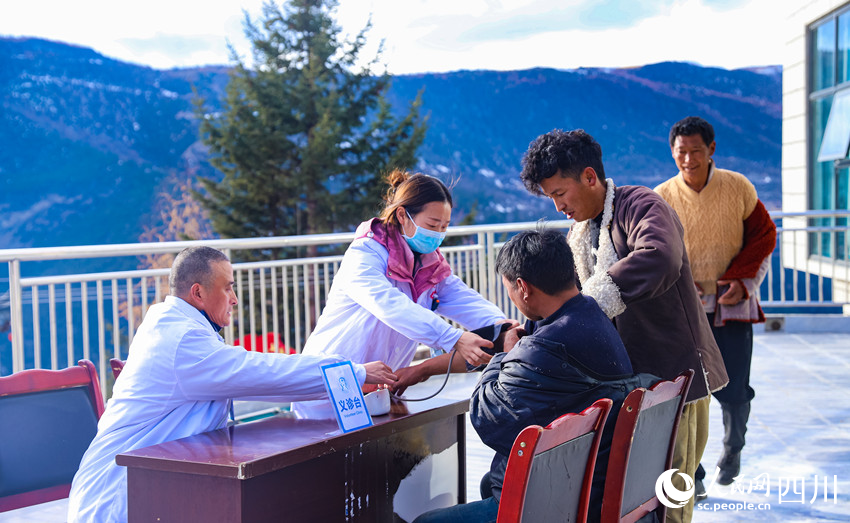 幫扶醫(yī)療小分隊成員為村民義診。劉學(xué)懿攝