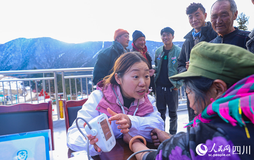 幫扶醫(yī)療小分隊成員為村民義診。劉學(xué)懿攝