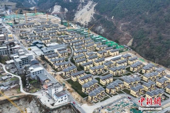 圖為2月1日，瀘定磨西鎮(zhèn)震后重建的安置小區(qū)。(無人機照片)<a target='_blank' href='/'><p  align=