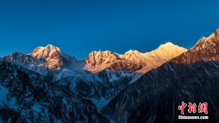 圖為2月1日，清晨陽光照在貢嘎雪山上，出現(xiàn)“日照金山”景觀。(無人機(jī)照片)<a target='_blank' href='/'><p  align=