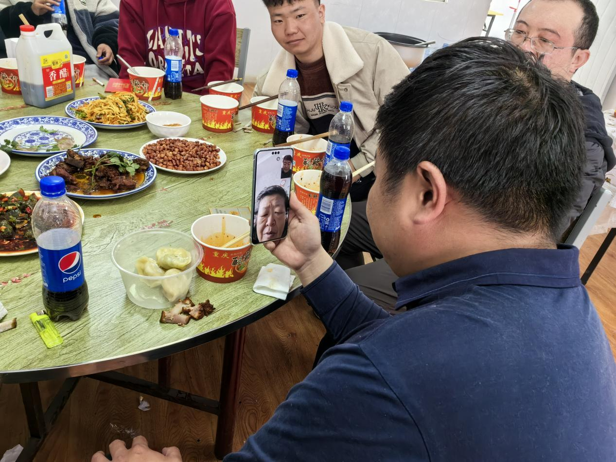 王玉琦與家人視頻。王元明攝