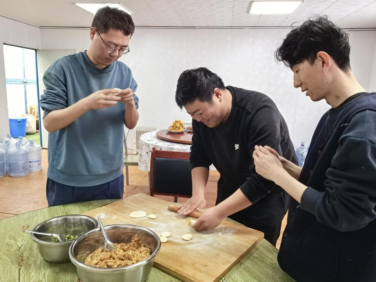 項目部里包餃子。王元明攝