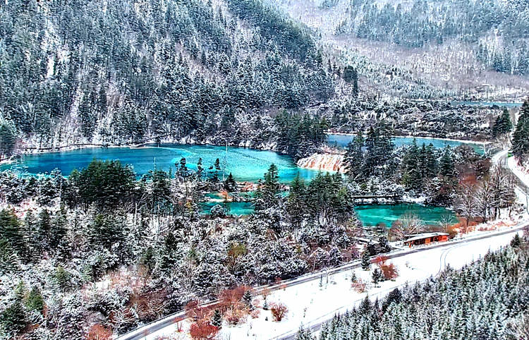 雪景中的海子。九管局供圖