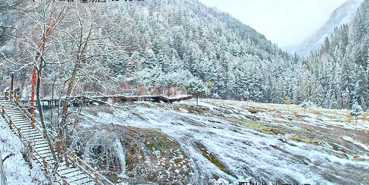 雪景中的珍珠灘瀑布。九管局供圖