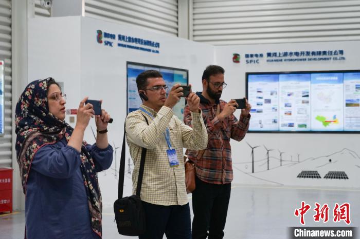 伊朗記者團(tuán)走進(jìn)青海共和光伏產(chǎn)業(yè)園了解清潔能源發(fā)展