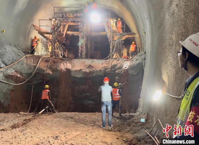 探訪川青鐵路第二長隧道施工現場