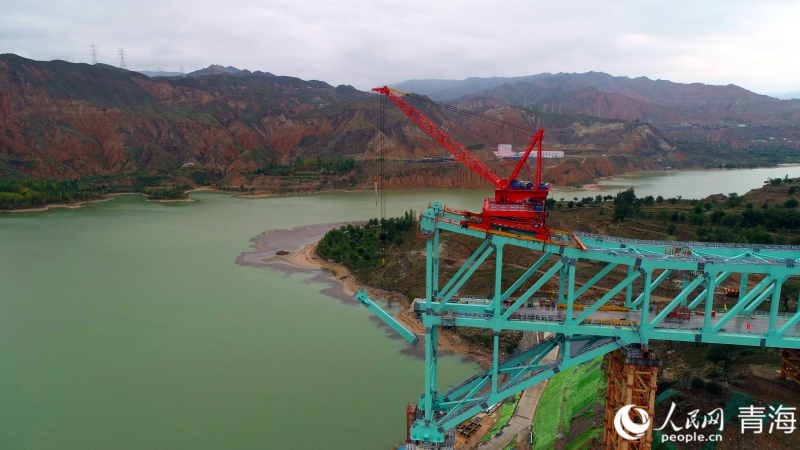 開(kāi)始第12節(jié)間鋼桁梁架設(shè)。人民網(wǎng) 況玉攝