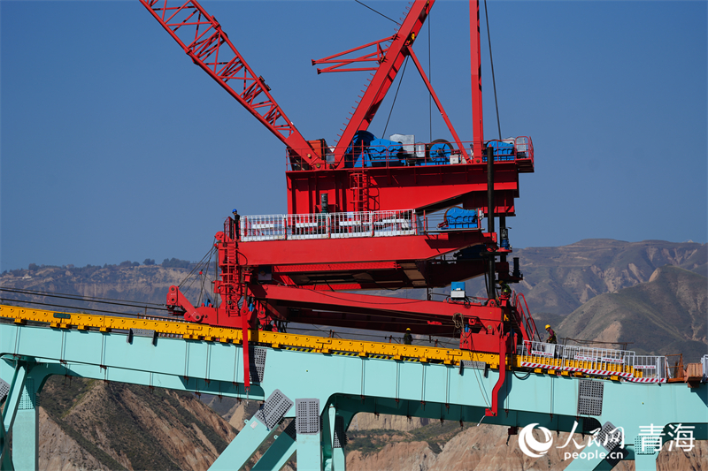 進(jìn)行拱上吊行走。人民網(wǎng) 況玉攝