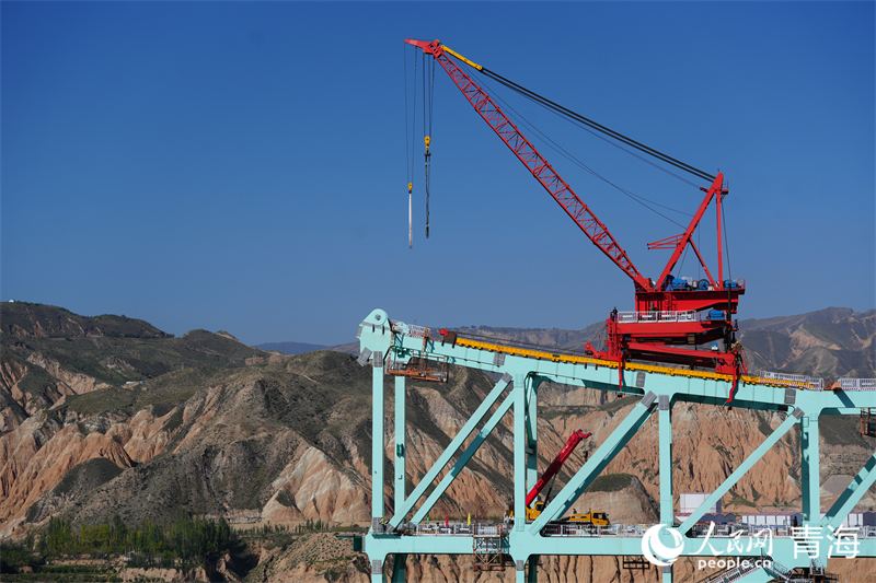 進(jìn)行拱上吊行走。人民網(wǎng) 況玉攝