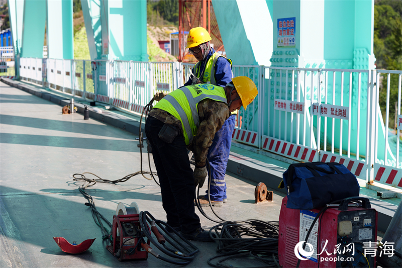工人正在施工。人民網(wǎng) 況玉攝