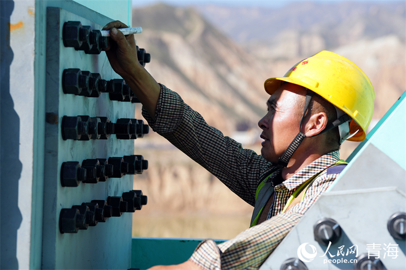工人正在施工。人民網(wǎng) 況玉攝