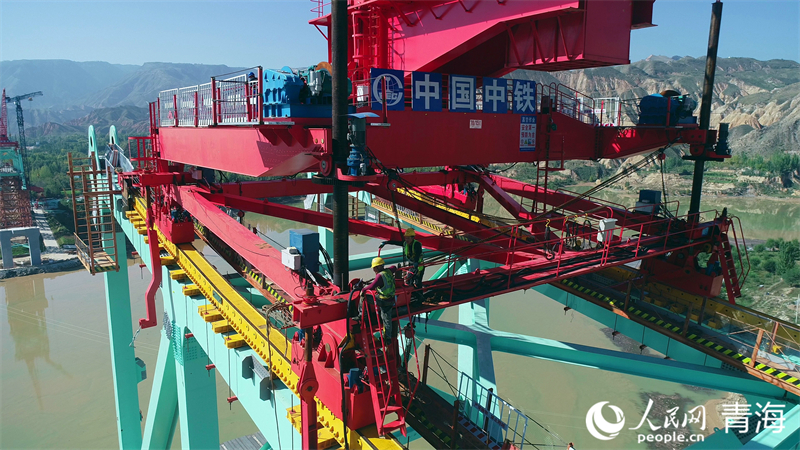 工人正在施工。人民網(wǎng) 況玉攝