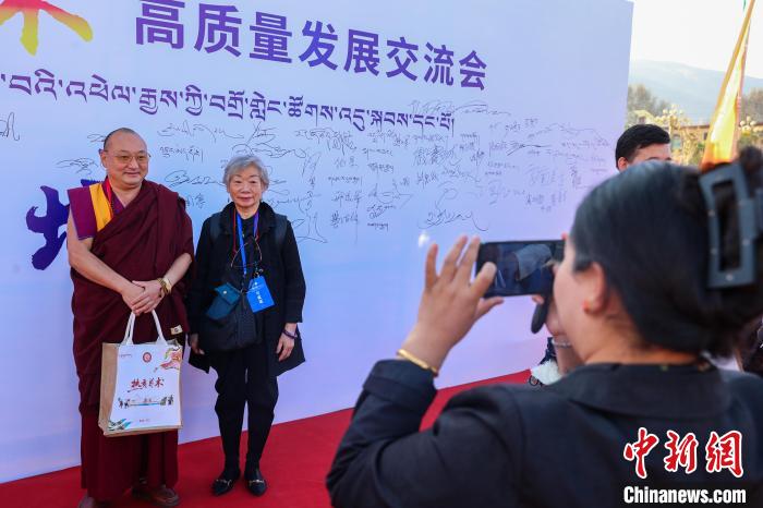 青海同仁:首屆新時代熱貢唐卡藝術(shù)高質(zhì)量發(fā)展交流會啟幕