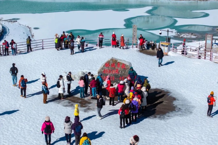 游客在達古冰川景區(qū)最高點打卡。黑水縣融媒體中心供圖