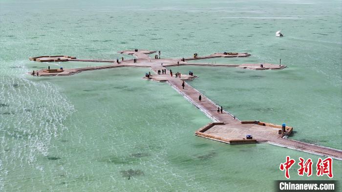 游客邂逅春日茶卡鹽湖