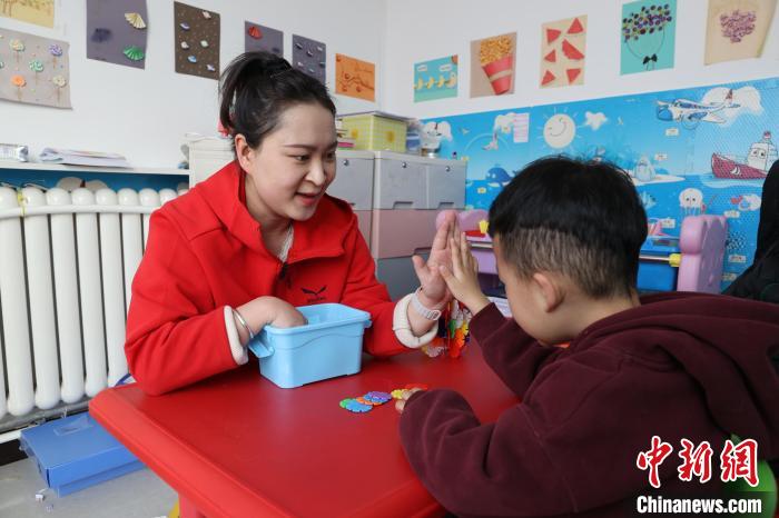 青海西寧:特教老師用愛(ài)點(diǎn)亮孤獨(dú)癥兒童內(nèi)心世界
