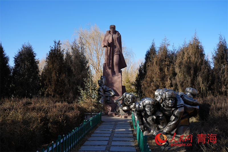 將軍樓公園內(nèi)的慕生忠將軍雕像。人民網(wǎng) 馬可欣攝