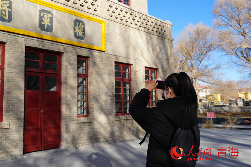 游客拍照打卡將軍樓。人民網(wǎng) 馬可欣攝