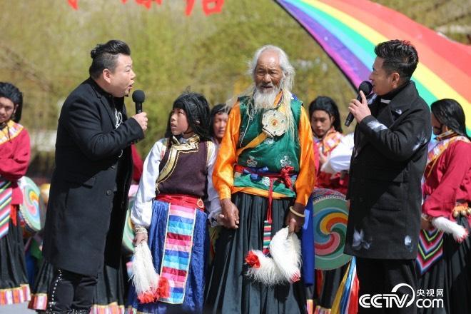 主持人向老人詢問跳卓舞的技巧