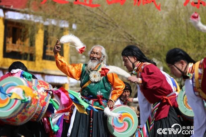 這里的人們，跳著從高原上長(zhǎng)出來(lái)的久河卓舞，舞動(dòng)人生，一代又一代。