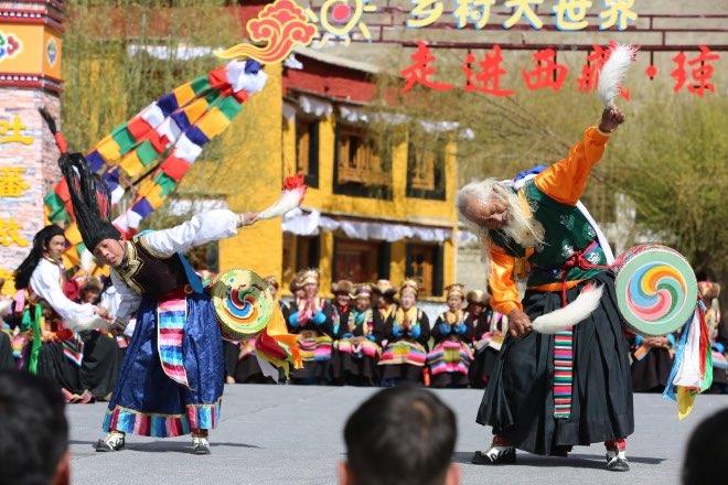 爺孫倆跳起舞來(lái)，鏗鏘有力。