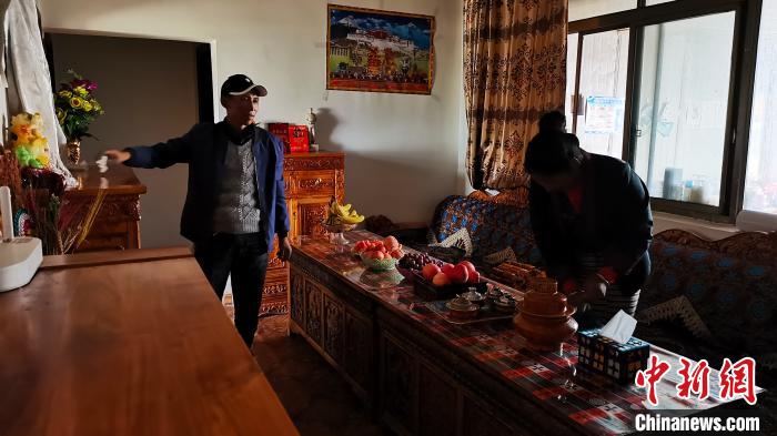 圖為群培和妻子在新家的客廳里?！垈?攝