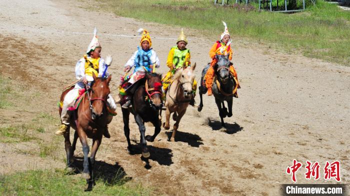 圖為少年騎手在比賽中?！垈?攝