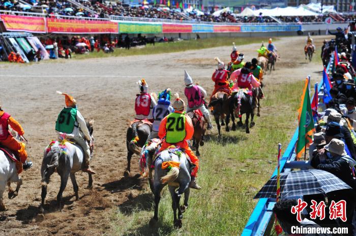 圖為少年騎手在比賽中?！垈?攝