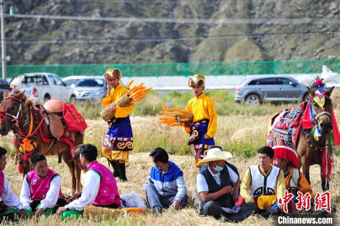 圖為等待登場的農(nóng)牧民演員?！垈?攝