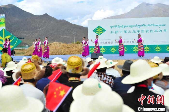 圖為農(nóng)牧民在欣賞文藝表演?！垈?攝