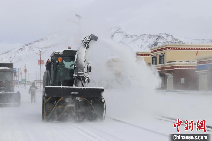 圖為該支隊(duì)官兵正在清理路面積雪?！《崦刺?攝