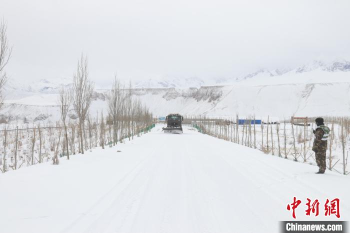 圖為救援官兵正在緊急清理路面積雪?！《崦刺?攝