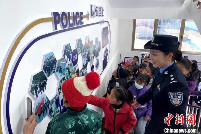 山南邊境管理支隊勒布邊境派出所舉行警營開放日活動，邀請駐地民眾進警營，了解民警工作生活?！∏f冀 攝
