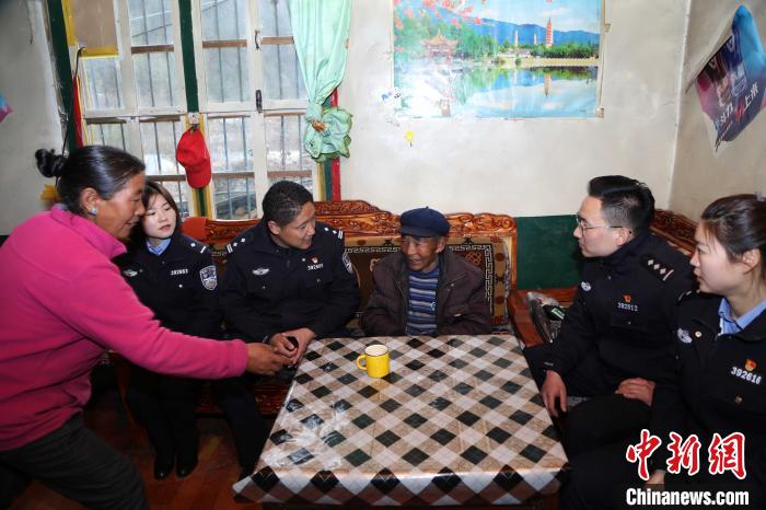亞東出入境邊防檢查站民警走訪慰問轄區(qū)困難群眾?！堄陱?攝