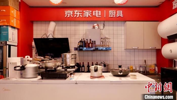 圖為店內(nèi)部分商品展示?！≈x牧 攝
