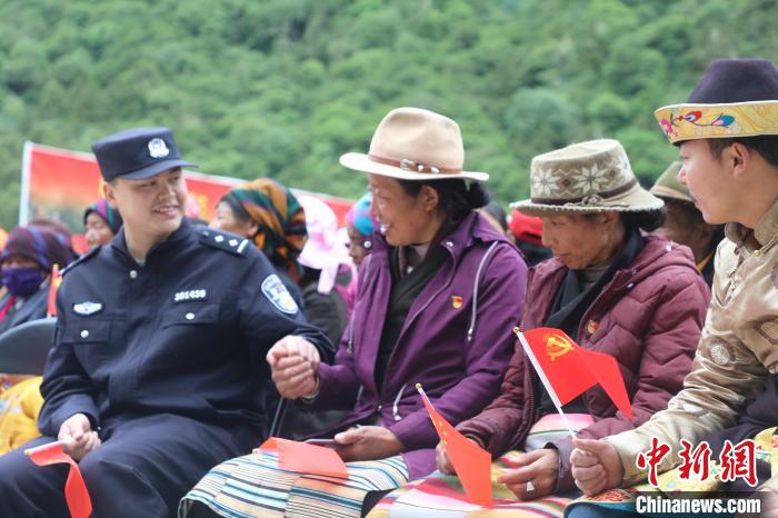 圖為李陽副所長(前排左一)與卓嘎、央宗姐妹共同參加愛國主義教育活動?！〉录?攝