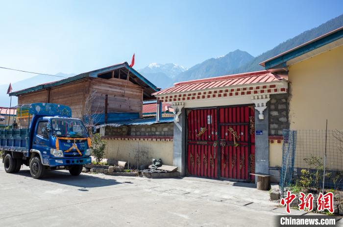 圖為林芝下察隅鎮(zhèn)布巴村村民家門口停放著貨運(yùn)車輛。　江飛波 攝
