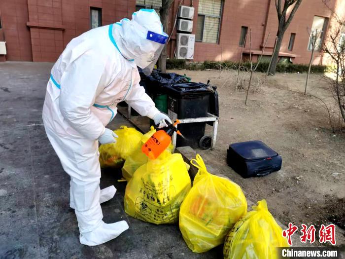 給垃圾做消殺。　鐵西區(qū)委宣傳部 攝
