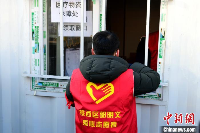 領(lǐng)防護用品。　鐵西區(qū)委宣傳部 攝