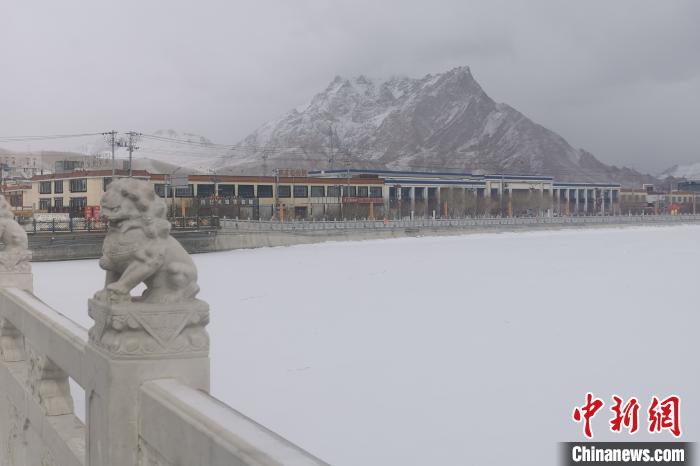 圖為2月5日傍晚時分的西藏阿里獅泉河鎮(zhèn)雪景?！⊥跏啦?攝