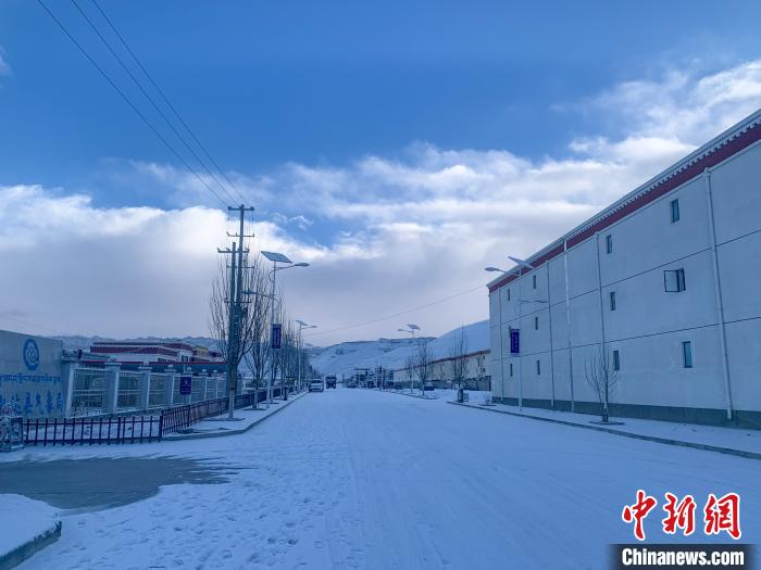 圖為西藏札達縣街道被積雪覆蓋。　強久 攝