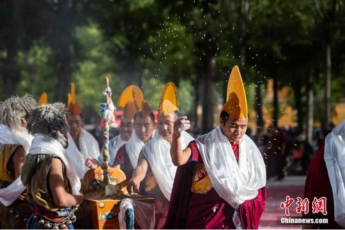 資料圖：扎什倫布寺跳神活動(dòng)結(jié)束后，僧眾依次拋撒“切瑪”盒中的青稞祈福。<a target='_blank' ><p  align=