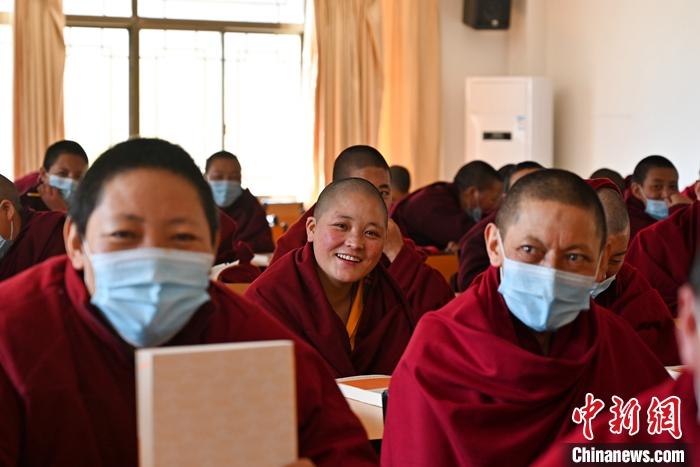 3月23日，記者走進(jìn)位于拉薩的西藏佛學(xué)院，探訪宗教學(xué)府的新學(xué)期。圖為西藏佛學(xué)院尼眾部學(xué)員等待上課。<a target='_blank' ></p><p  align=